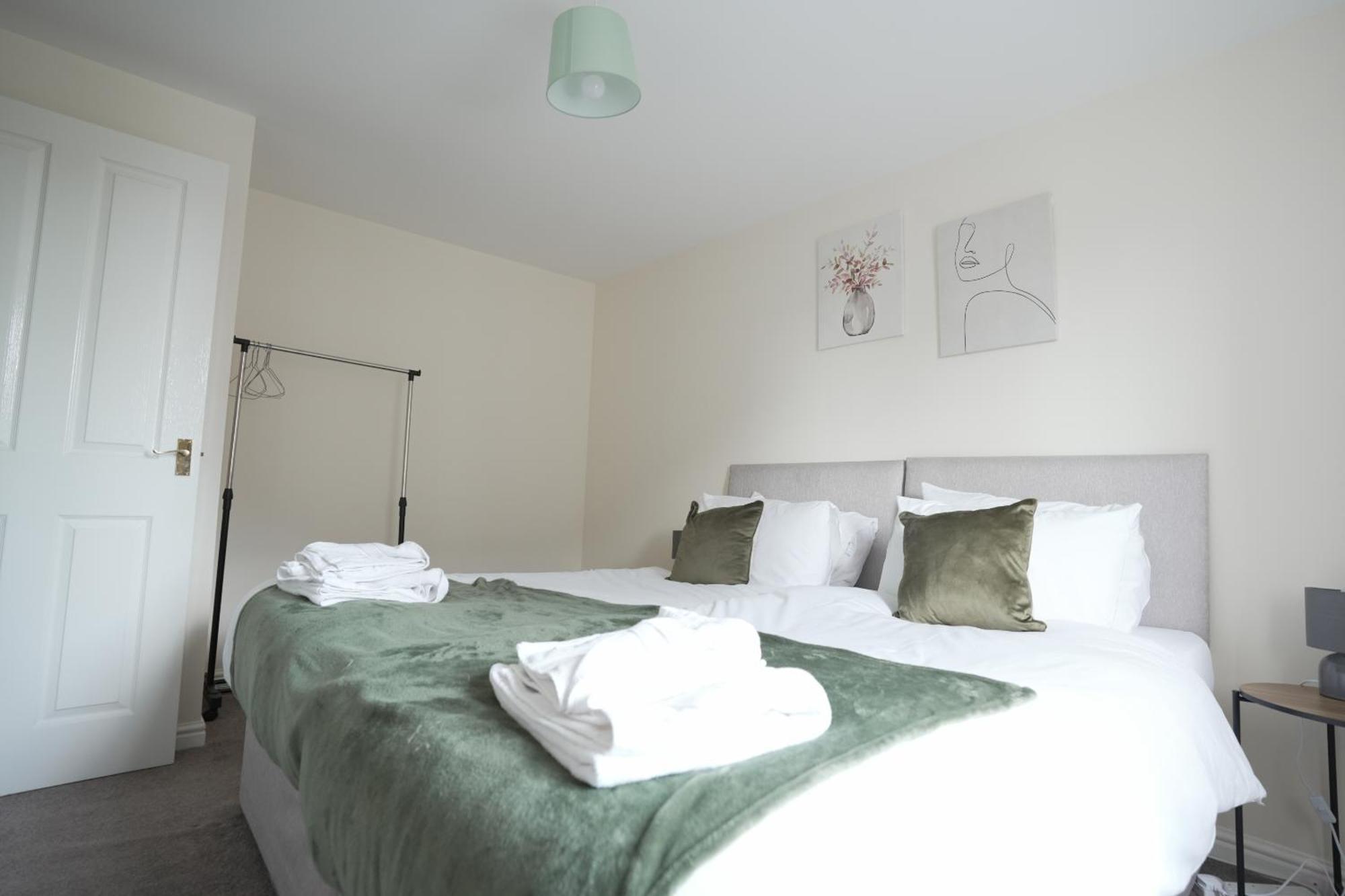 Spacious 4 Bedroom, Perfect For Contractors, Families, Private Parking Royal Wootton Bassett Eksteriør bilde