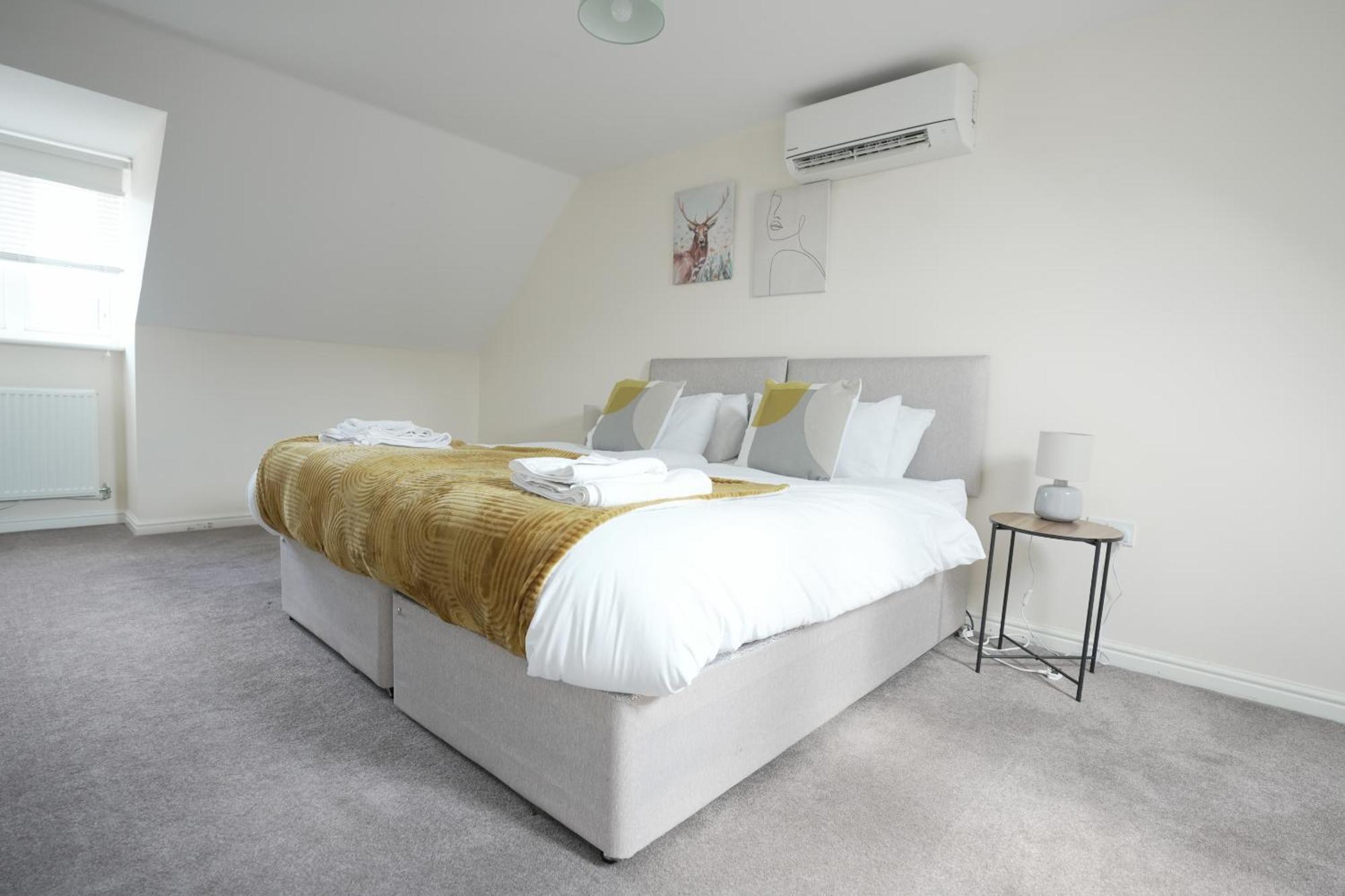 Spacious 4 Bedroom, Perfect For Contractors, Families, Private Parking Royal Wootton Bassett Eksteriør bilde